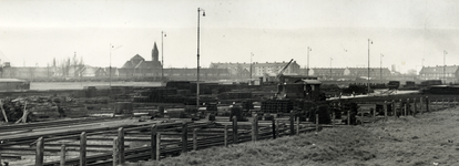 351619 Gezicht op de stapelplaats van de N.S. voor bovenbouwmaterialen aan de Spoordijk te Utrecht (terrein tussen de ...